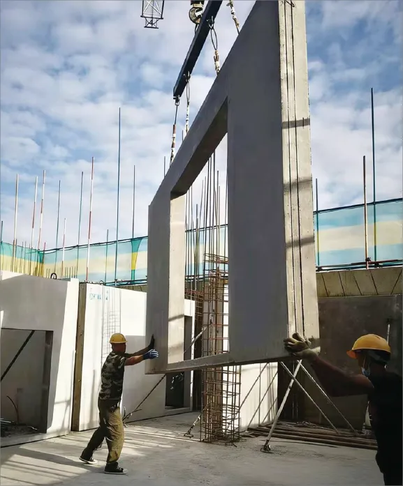 GOGER panel installation with crane on site